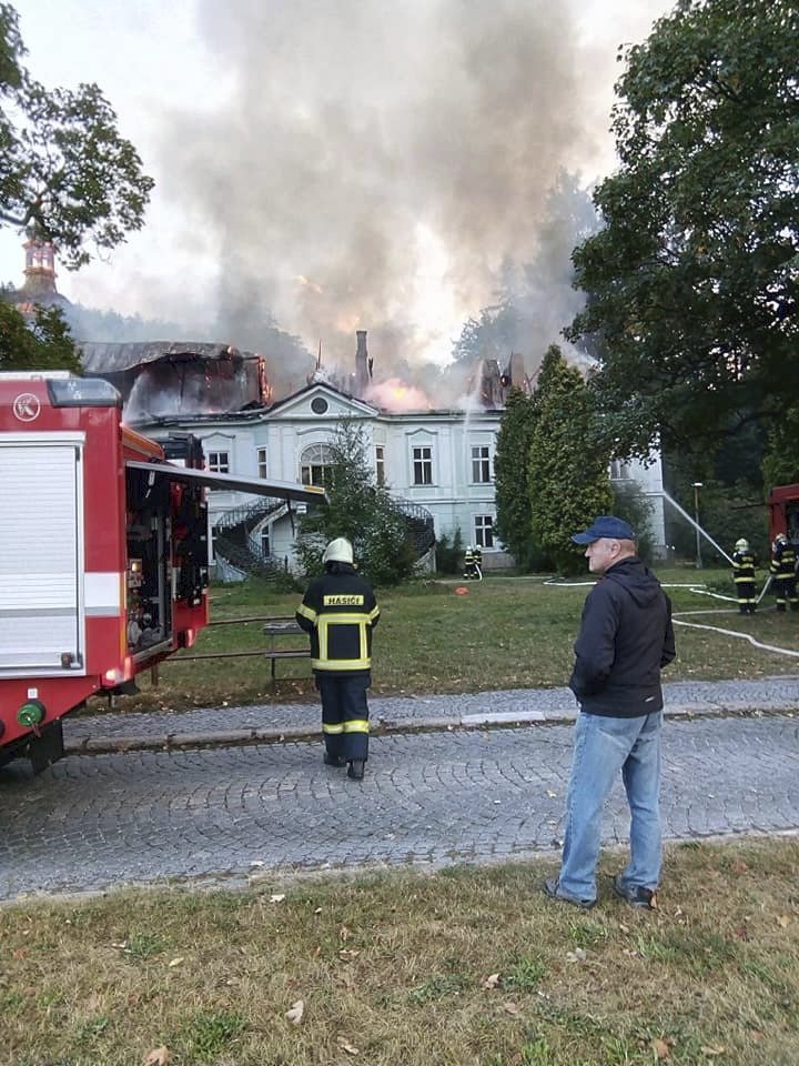 Požár barokního zámku v Horním Maršově