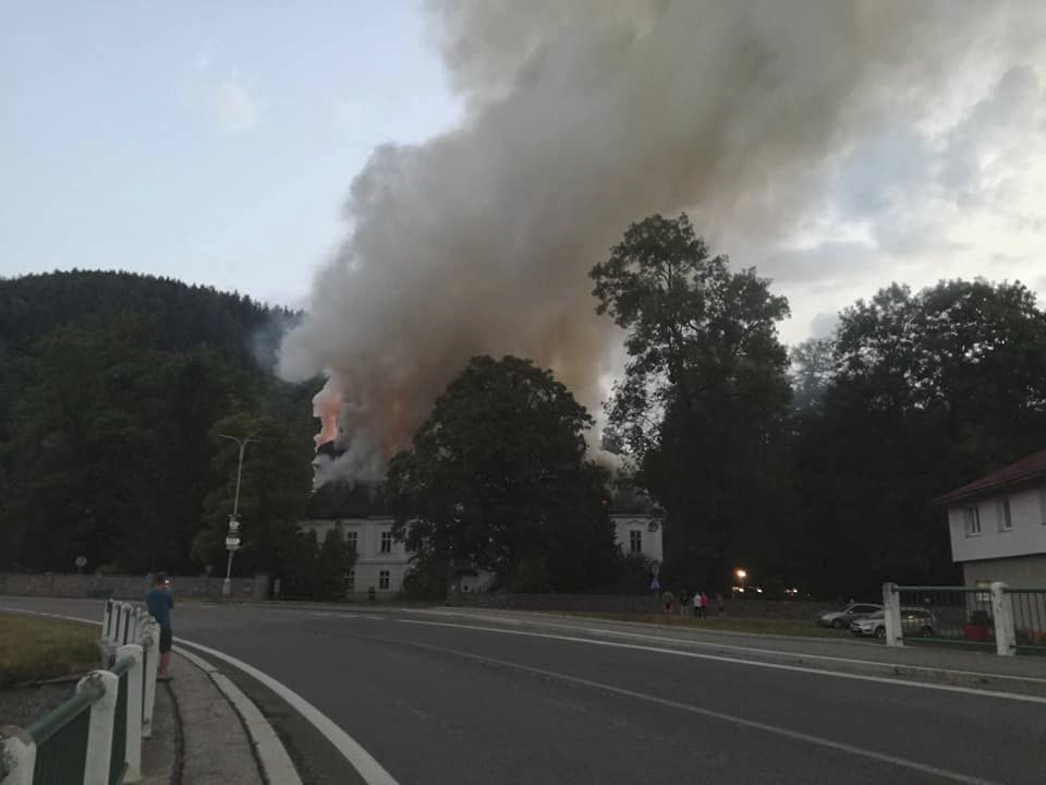 Požár barokního zámku v Horním Maršově