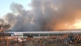 Požár skladu s pyrotechnikou v Horních Počernicích.