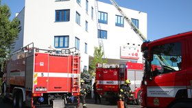 Požár klimatizační jednotky v budově hostivařského průmyslového areálu. (25. červenec 2022)