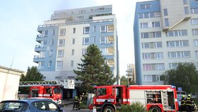 Několik desítek lidí museli v pondělí v vpodvečer evakuovat hasiči z panelového domu v pražské Hostivaři kvůli požáru auta v garáži. Několik lidí skončilo v péči záchranářů.