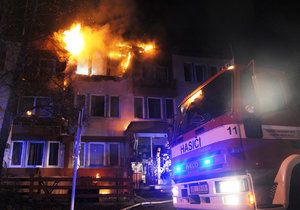 Nad ránem začalo hořet v pokoji hotelu v Klánově ulici. Hasiči evakuovali 24 lidí, dva zraněné předali záchranářům.
