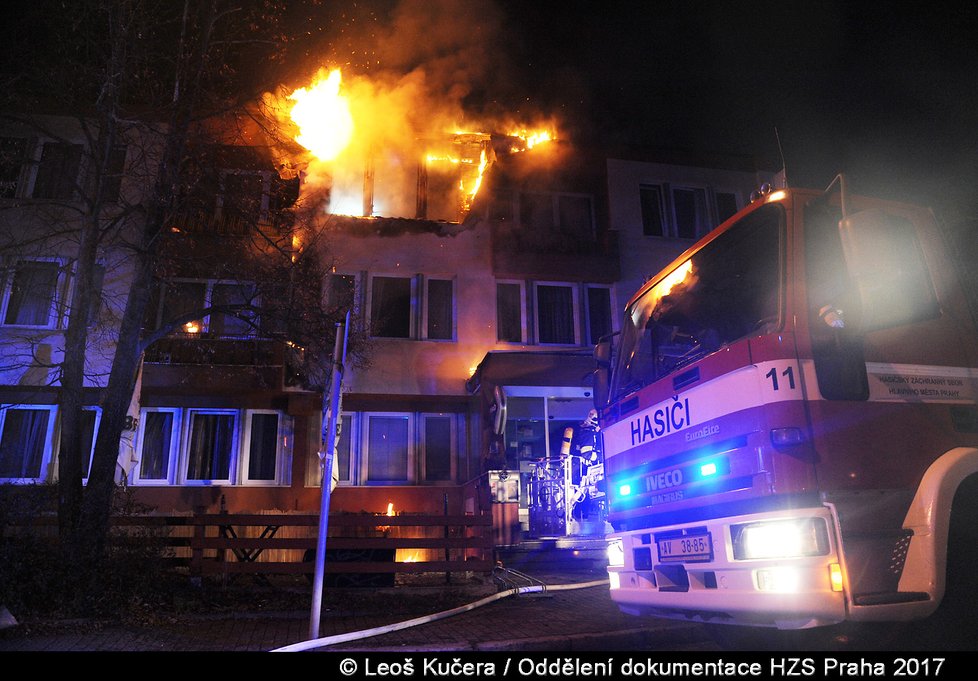 Nad ránem začalo hořet v pokoji hotelu v Klánově ulici. Hasiči evakuovali 24 lidí, dva zraněné předali záchranářům.