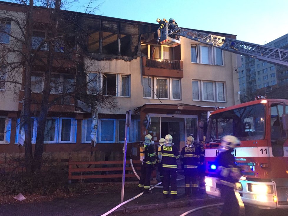 Nad ránem začalo hořet v pokoji hotelu v Klánově ulici. Hasiči evakuovali 24 lidí, dva zraněné předali záchranářům.