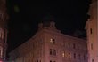 Složky IZS zasahující u mohutného požáru v centru Prahy. Dvě osoby tu přišly o život.