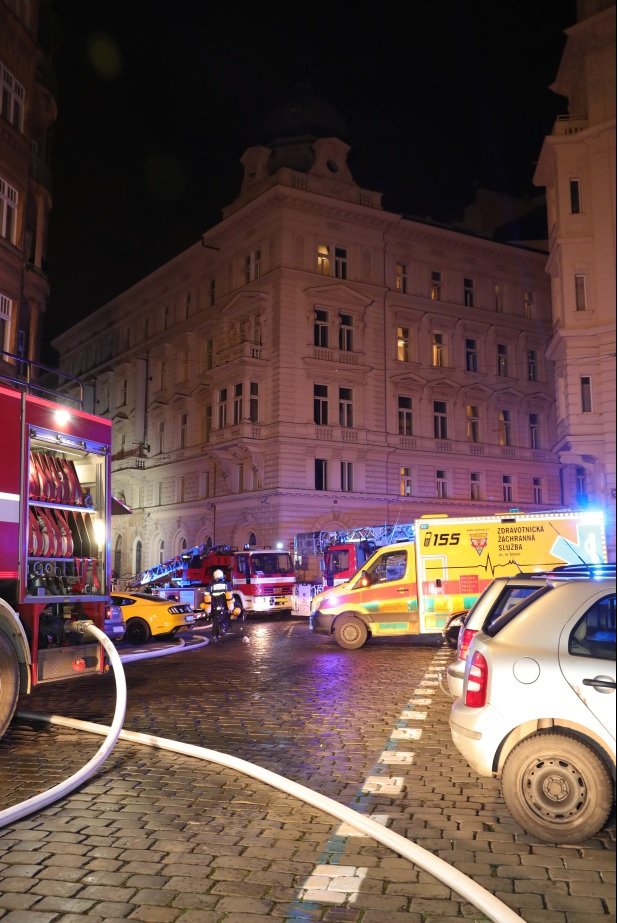 Složky IZS zasahující u mohutného požáru v centru Prahy. Dvě osoby tu přišly o život.