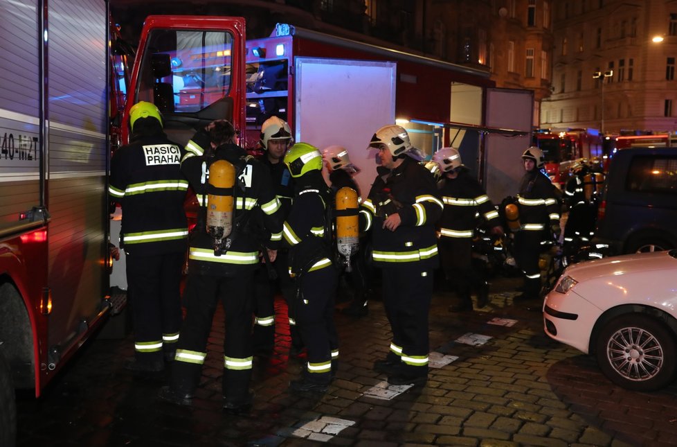 Složky IZS zasahující u mohutného požáru v centru Prahy. Dvě osoby tu přišly o život.