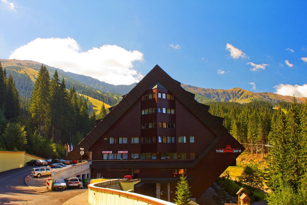 Při rozsáhlém požáru hotelu Junior v lyžařském středisku Jasná zemřel jeden člověk.