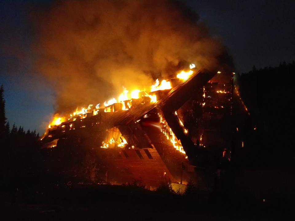 Slovenský hotel Junior lehl popelem. Jeden člověk zemřel.