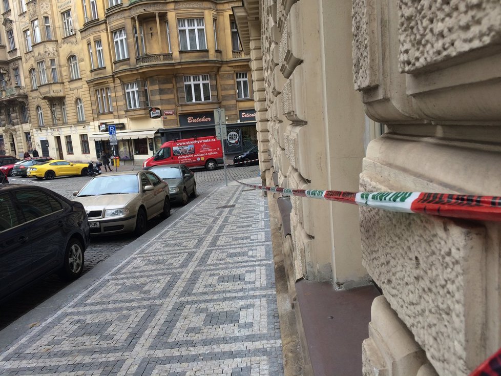 Hasiči hrdinové! V Náplavní ulici likvidovali požár hotelu a oživovali osoby, které se nadýchaly kouře.