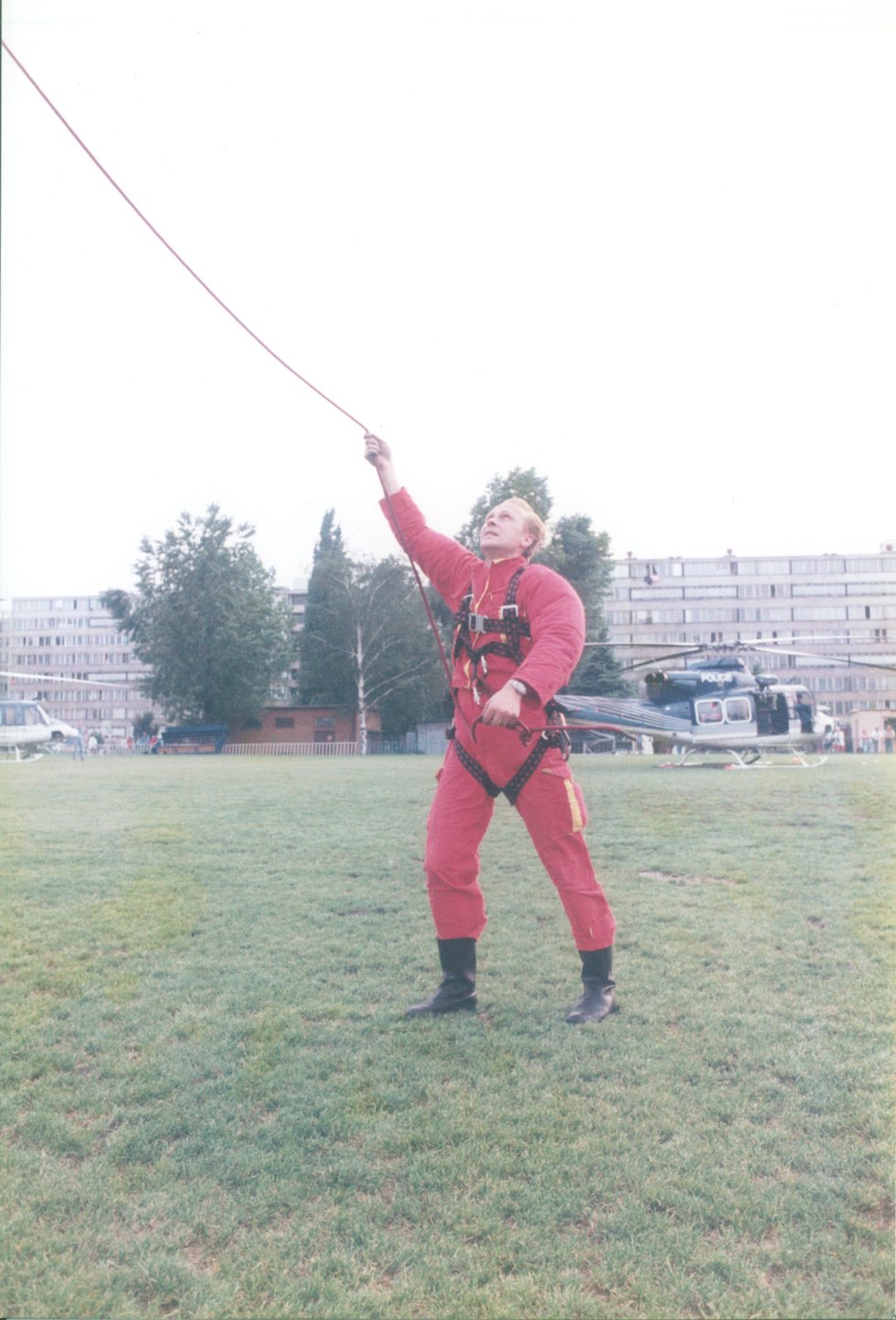 Václav Kratochvíl v roce 1995 při hašení požáru hotelu Olympik.