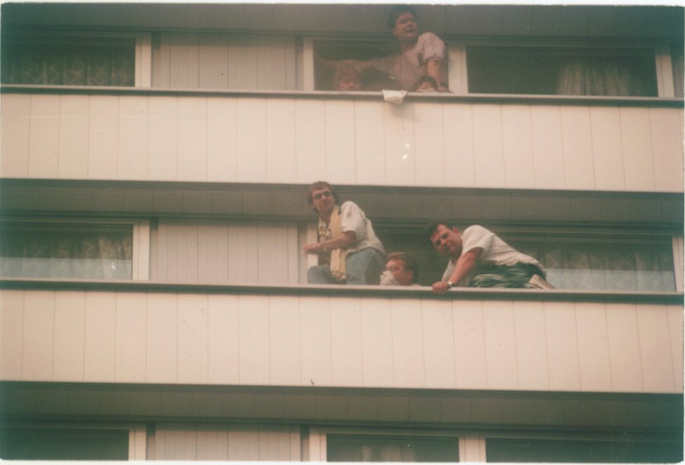 Z této fotografie se doslova tají dech. Ukazuje skupinku hostů v těch nejvyšších patrech budovy, kteří se před zkázonosným dávivým dýmem snažili schovat na úzkých římsách hotelu.