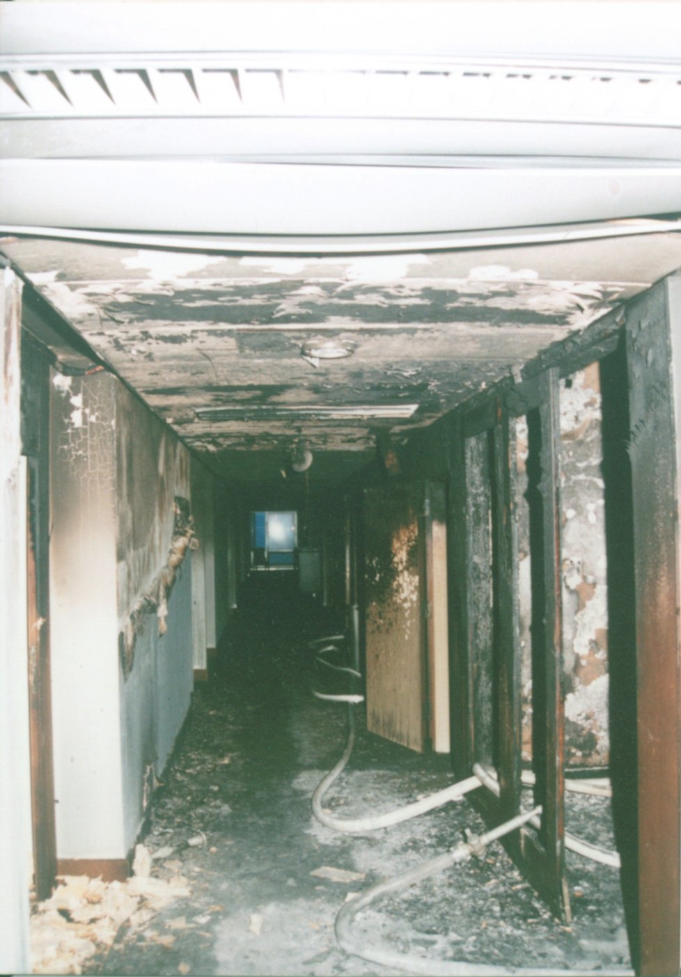 Následky požáru, který v květnu 1995 zpustošil hotel Olympik.