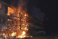 Ničivý požár hotelu u Chebu: Hosté utíkali před plameny uprostřed noci