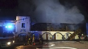 Rozsáhlý požár poškodil část hotelu Stein u Chebu. Oheň zničil hlavně dřevěné konstrukce hotelového resortu.