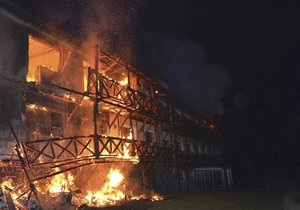 Rozsáhlý požár poškodil část hotelu Stein u Chebu. Oheň zničil hlavně dřevěné konstrukce hotelového resortu.