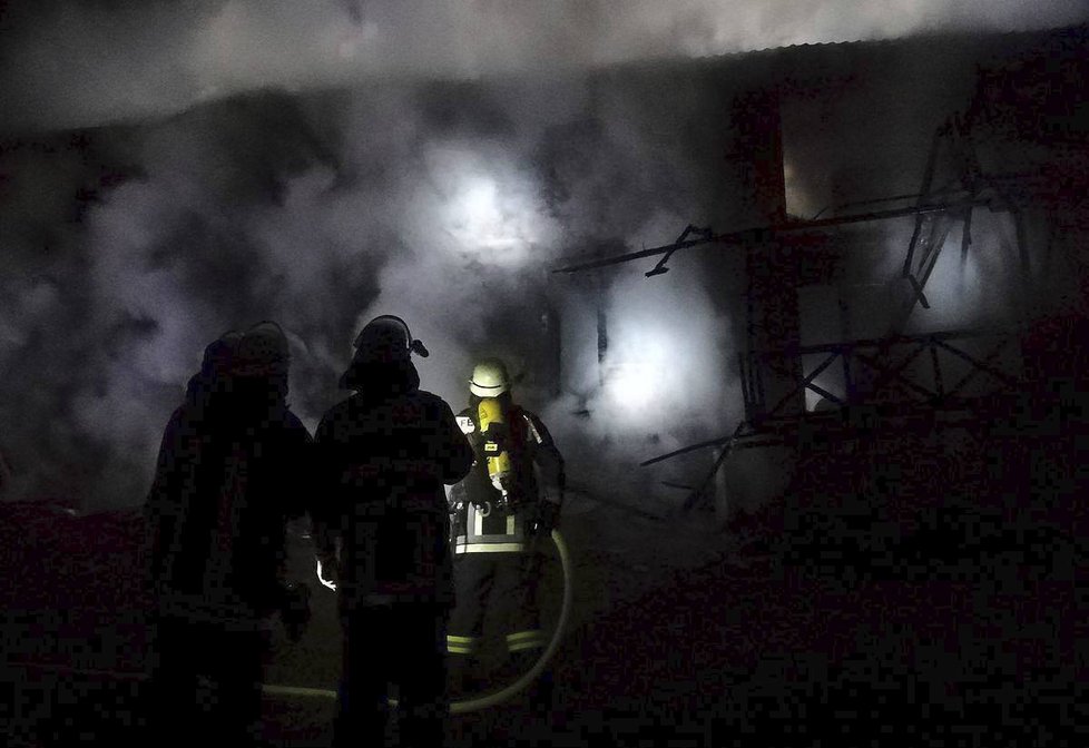 Rozsáhlý požár poškodil část hotelu Stein u Chebu. Oheň zničil hlavně dřevěné konstrukce hotelového resortu.