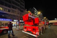 Noční manévry na Václaváku: V hotelovém pokoji vypukl požár. Dvě ženy skončily v péči lékařů