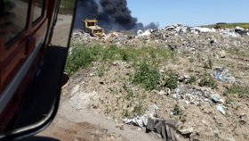 Požár skládky s nebezpečným odpadem v Hradčanech na Přerovsku. (3.6.2023)