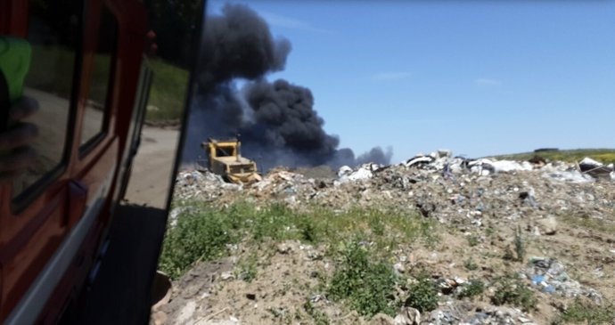 Požár skládky s nebezpečným odpadem v Hradčanech na Přerovsku. (3.6.2023)