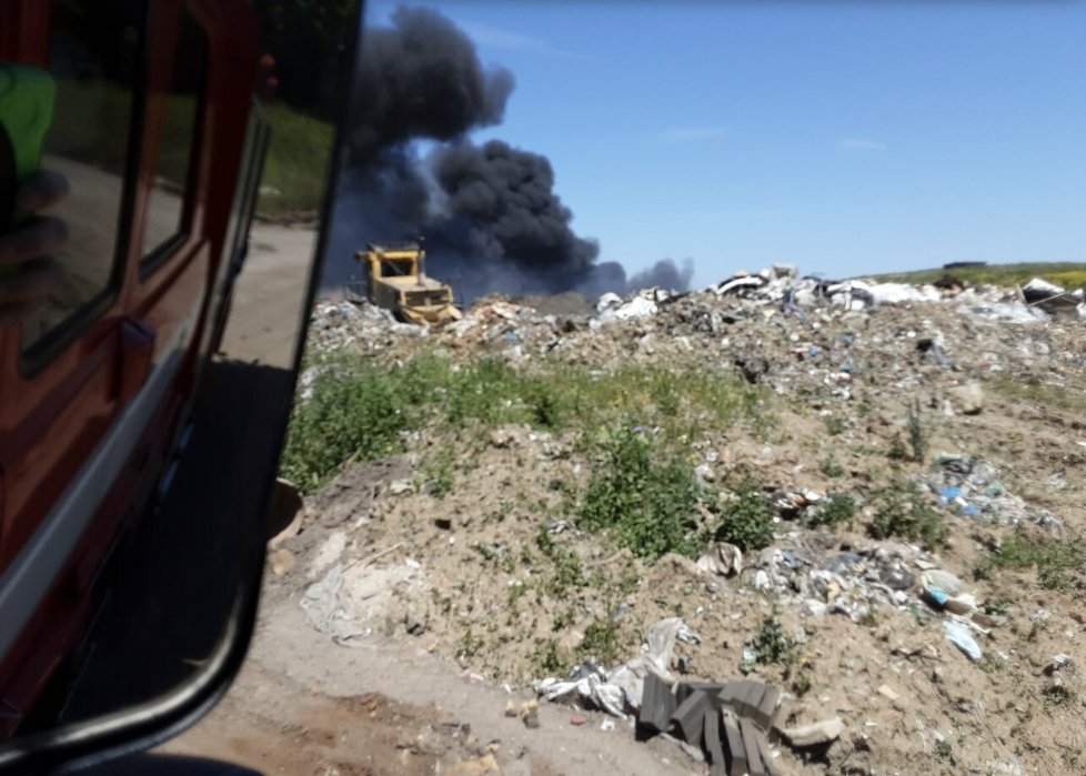 Požár skládky s nebezpečným odpadem v Hradčanech na Přerovsku (3.6.2023)