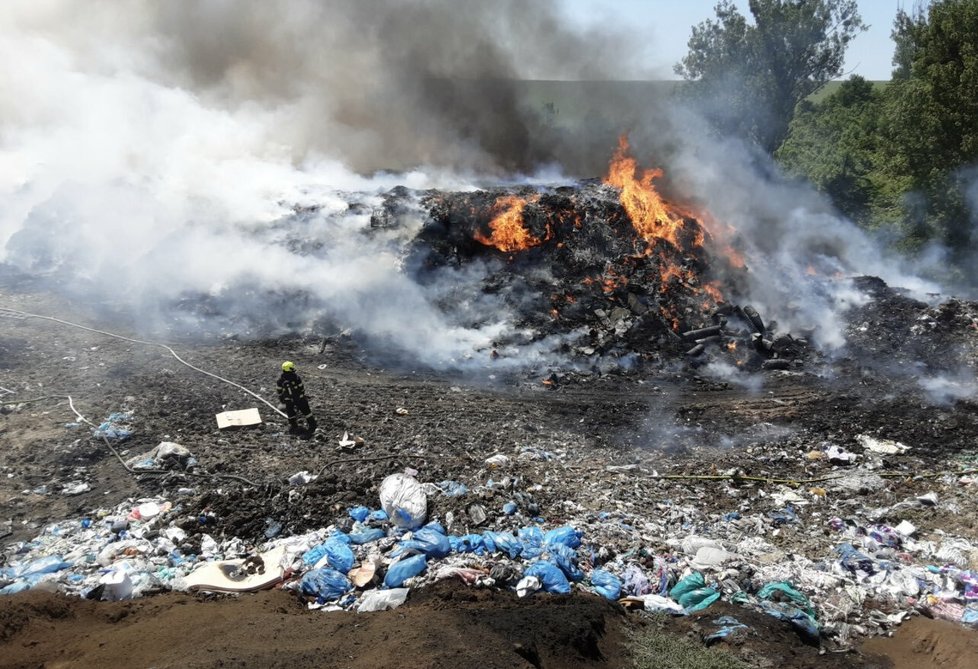 Požár skládky s nebezpečným odpadem v Hradčanech na Přerovsku (3.6.2023)
