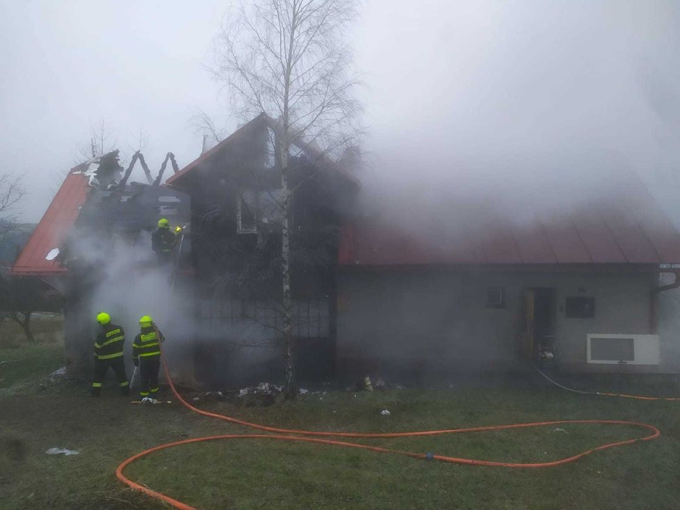 Požár chalupy v Hrčavě hasiči zdolávali takřka čtyři hodiny.