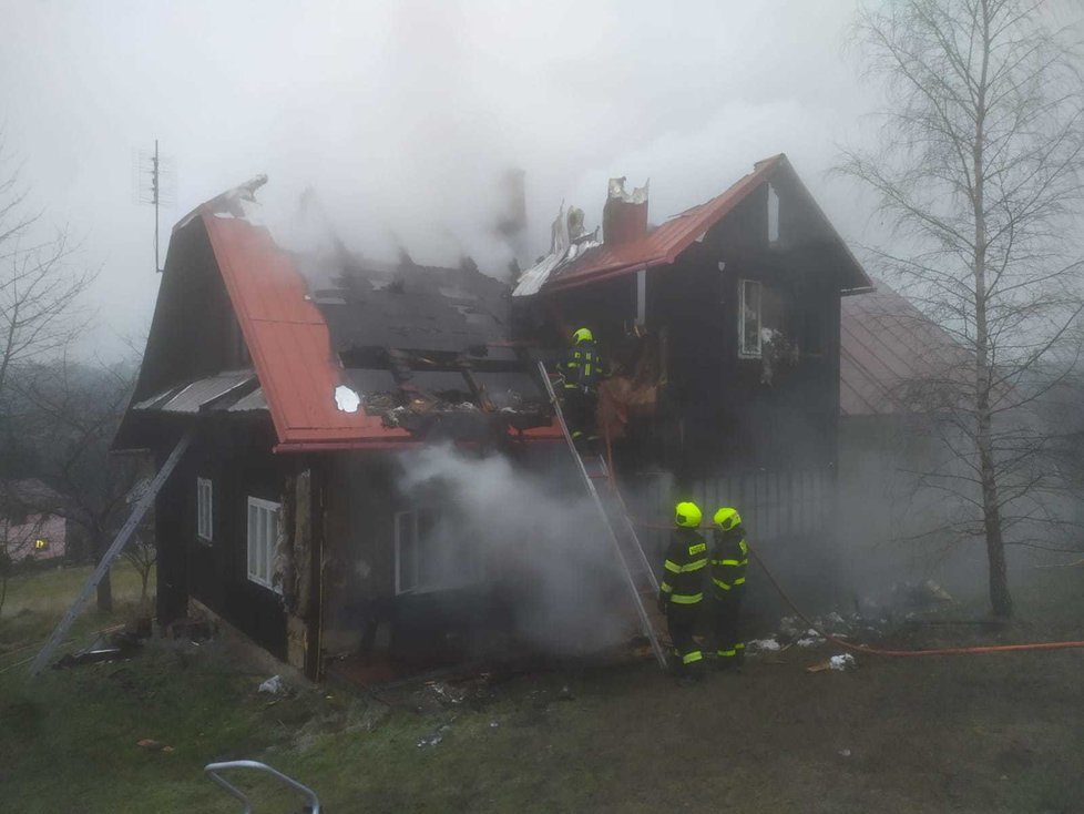 Požár chalupy v Hrčavě hasiči zdolávali takřka čtyři hodiny.