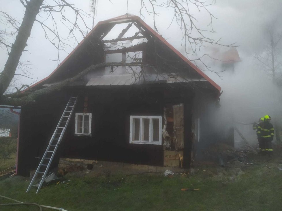 Požár chalupy v Hrčavě hasiči zdolávali takřka čtyři hodiny.