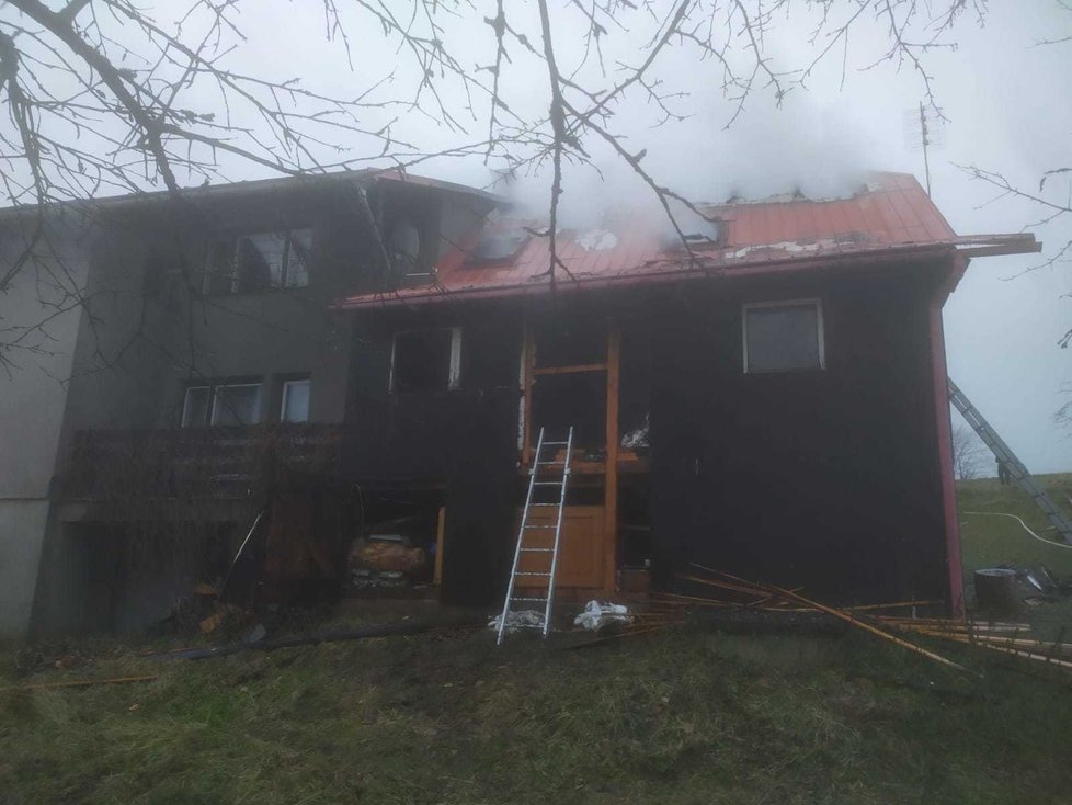 Požár chalupy v Hrčavě hasiči zdolávali takřka čtyři hodiny.