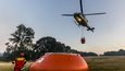Čerpání vody do takzvaných bambi vaků, se kterými hasí požár vrtulníky