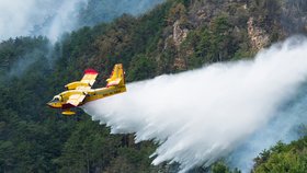 Hasicí letadlo Canadair je velmi výkonné, ale také patřičně drahé.