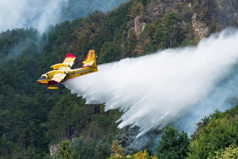 Hasicí letadlo Canadair je velmi výkonné, ale také patřičně drahé.