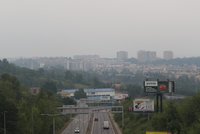 Českem se šíří kouř z požáru na severu: Meteorologové promluvili, proč tak daleko. A pomůže déšť?