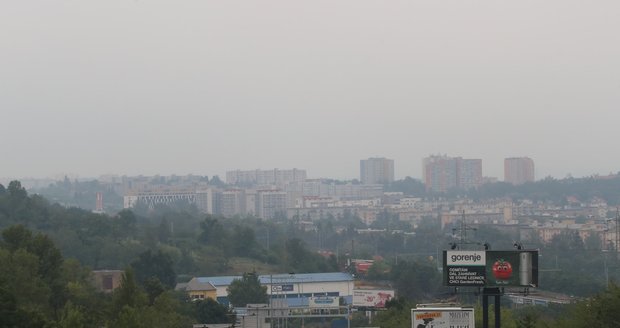 Českem se šíří kouř z požáru na severu: Meteorologové promluvili, proč tak daleko. A pomůže déšť?