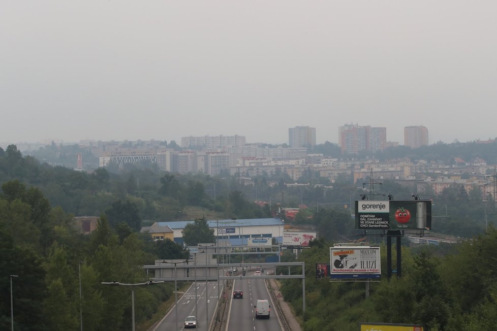 Na zápach spáleniny a kouř z Hřenska si stěžují i lidé v Praze.