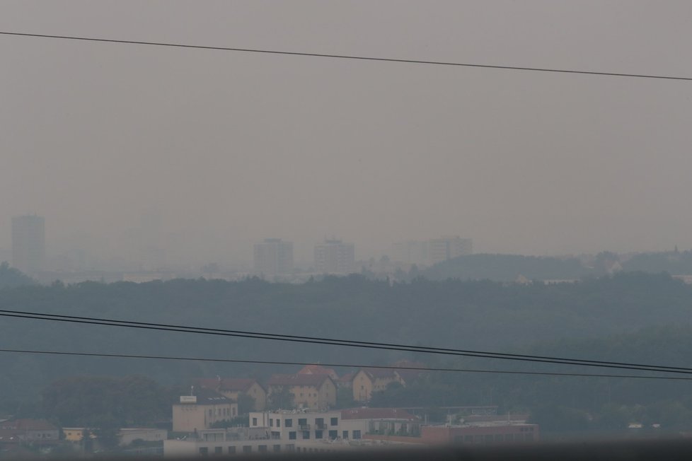 Na zápach spáleniny a kouř z Hřenska si stěžují i lidé v Praze.