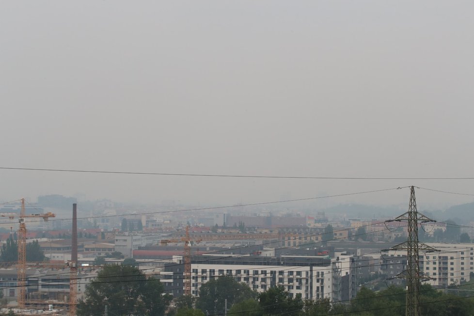 Na zápach spáleniny a kouř z Hřenska si stěžují i lidé v Praze.