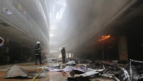 Požár v budově s covidovou nemocnicí v Indii usmrtil deset lidí.