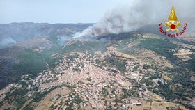 Kvůli rozsáhlému požáru ve vnitrozemí italského ostrova Sardinie se muselo v noci evakuovat přes 400 lidí, oheň kromě tisíců hektarů porostu a polí zničil i několik budov.