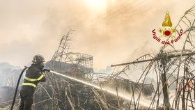 Kvůli rozsáhlému požáru ve vnitrozemí italského ostrova Sardinie se muselo v noci evakuovat přes 400 lidí, oheň kromě tisíců hektarů porostu a polí zničil i několik budov.