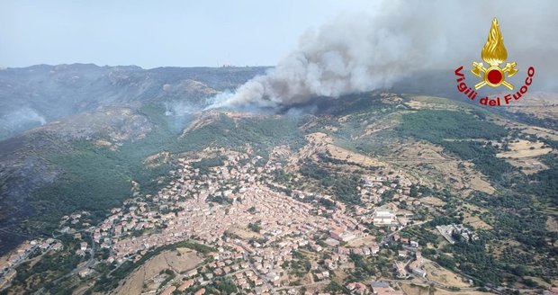 Katastrofa v dovolenkovém ráji: Sardinii ničí obří požár, stovky lidí museli evakuovat