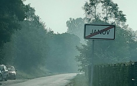 Značka Janova zahalená kouřem z nedalekého požáru. 