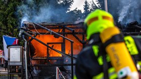Požár zcela zničil dřevěnou restauraci v Jaroměři.
