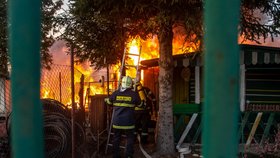 Požár zcela zničil dřevěnou restauraci v Jaroměři.