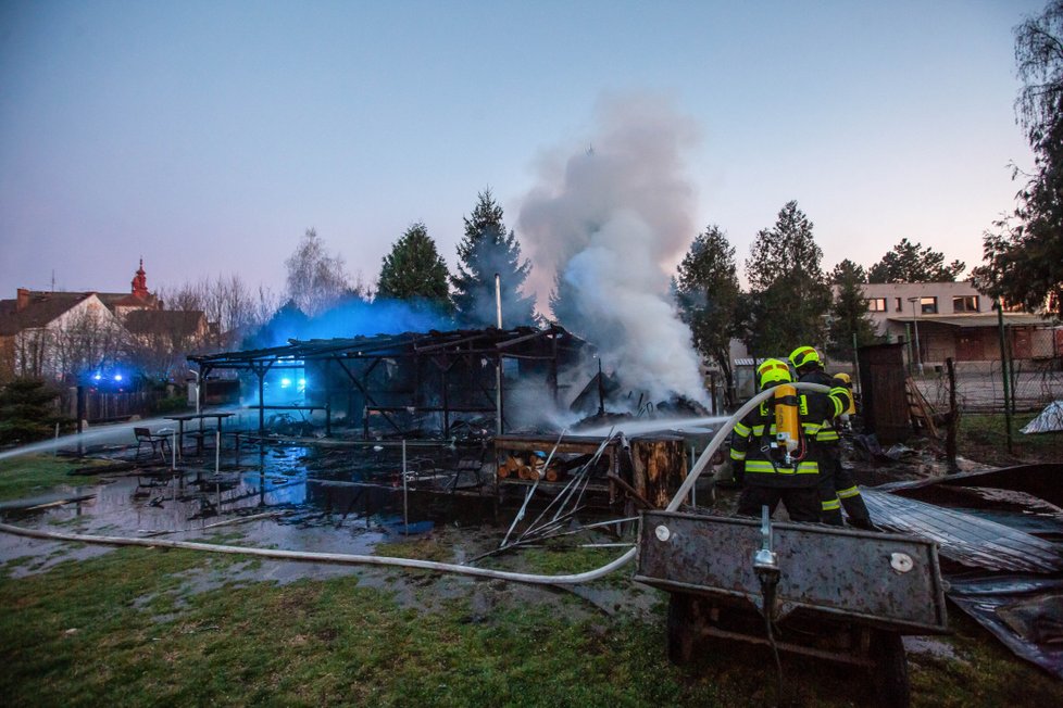 Požár zcela zničil dřevěnou restauraci v Jaroměři.