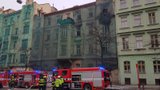 Požár domu v Ječné ulici: Policisté z něj vyvedli čtyři osoby, tramvaje dvě hodiny jezdily objížďkou