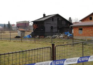 Po požáru přístavku v Jesenici na Rakovnicku našli v troskách tělo seniorky.