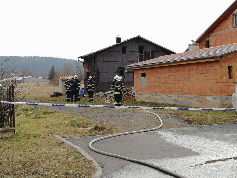 Po požáru přístavku v Jesenici na Rakovnicku našli v troskách tělo seniorky.