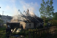 Rodinný dům na Jesenicku zachvátil požár: Obyvatele záchranili sousedi